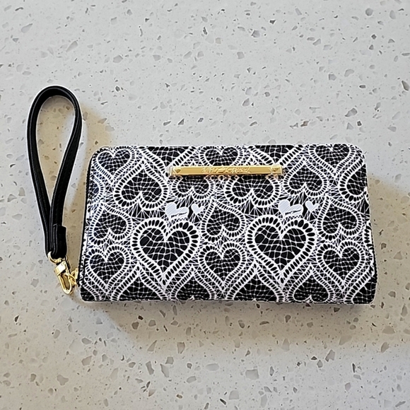 Betsey Johnson Heart Patterned Wristlet/Walllet NWOT - Picture 1 of 5